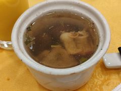 橄榄象拔蚌炖汤-新群海鲜酒楼