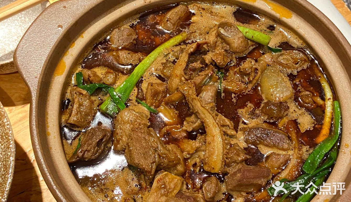 几乎每一个都开口 辣炒的佐料相当多 好吃到咂嘴