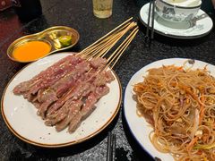 -何妹湿辣牛肉·粤式烧烤砂煲(桂雅路店)