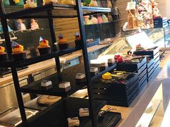 面包甜点陈列柜-富力希尔顿酒店·地阔自助餐厅