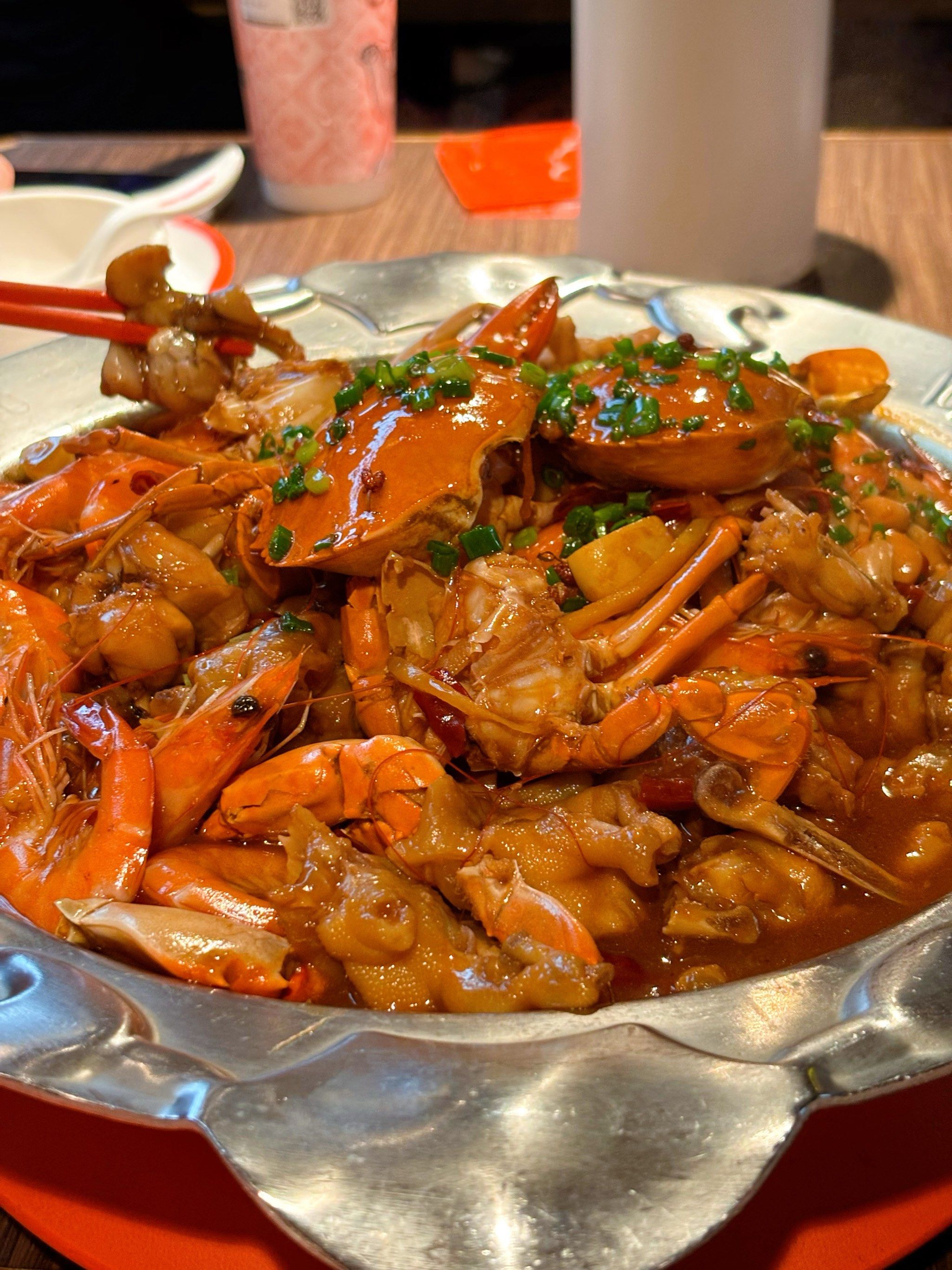 n点餐一锅招牌肉蟹煲里面的食材很丰富:蟹,虾,牛蛙,鸡爪,土豆,豆腐