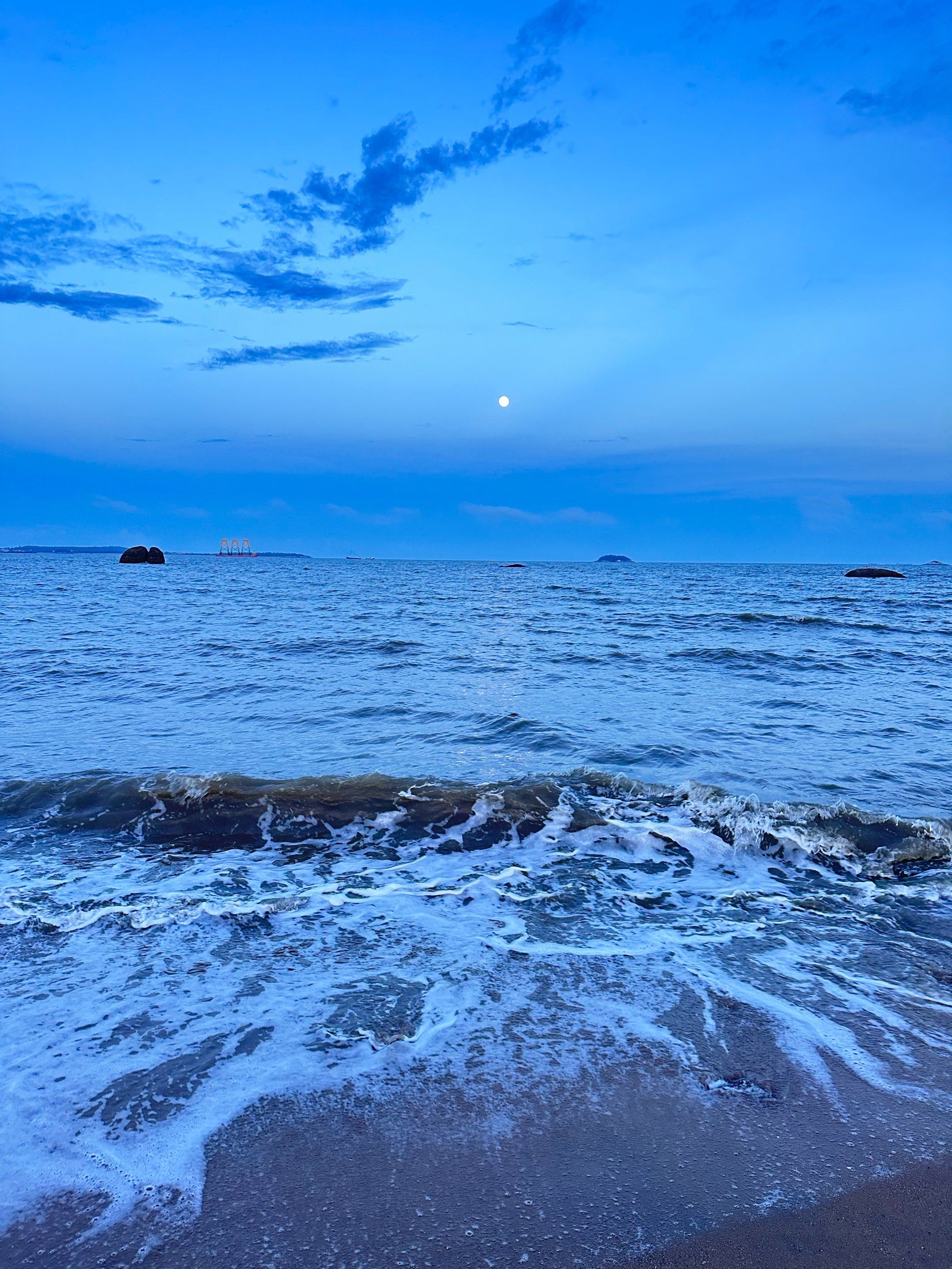 海浪与日落的完美邂逅