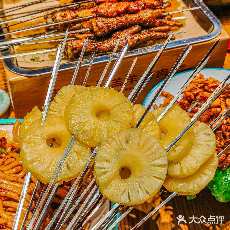 生活的烟火气，就藏在羔羊烤肉的夜市里
