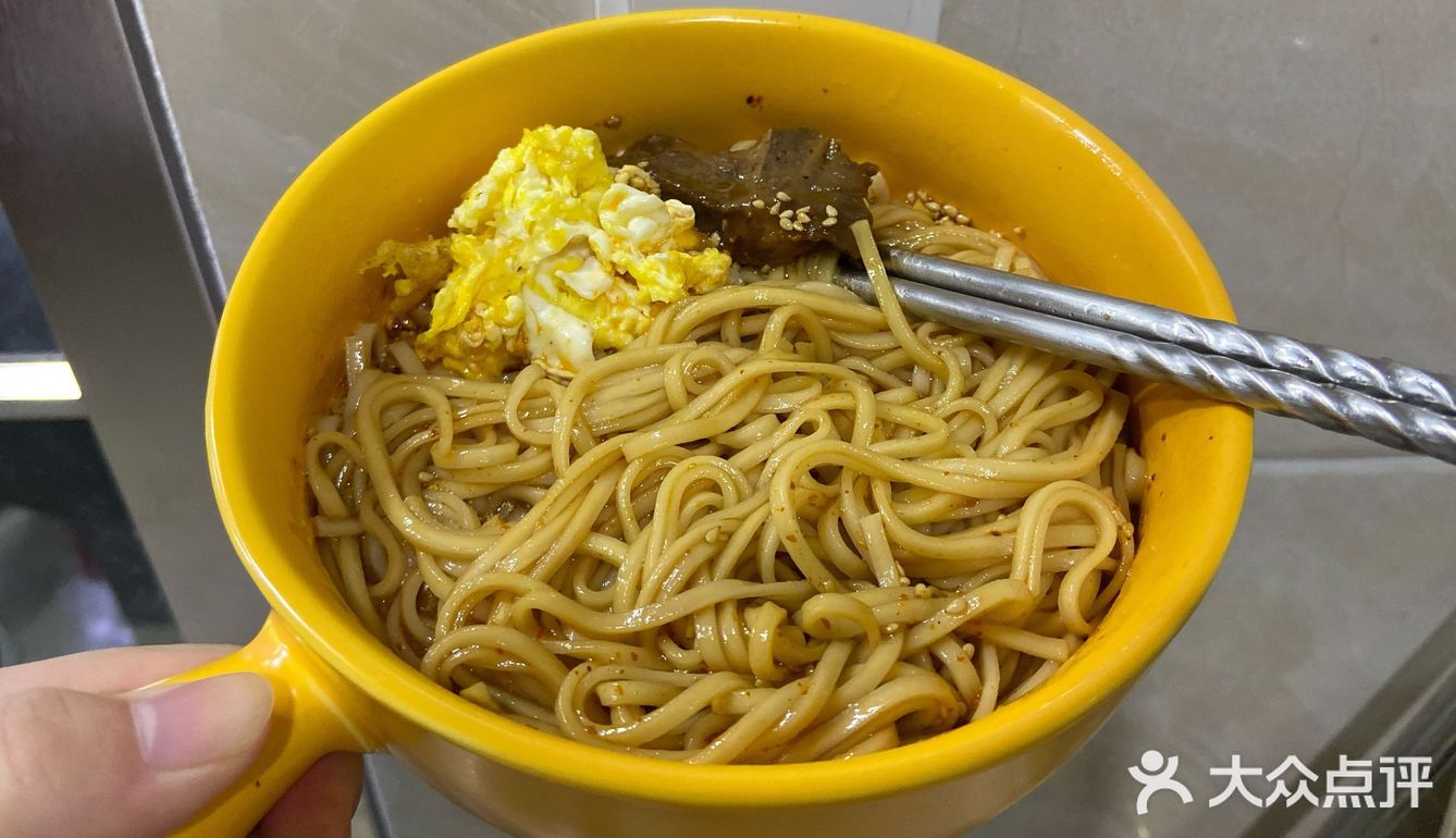 搅拌搅拌。然后把煮好的面放进调料里就可以啦！