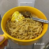 搅拌搅拌。然后把煮好的面放进调料里就可以啦！