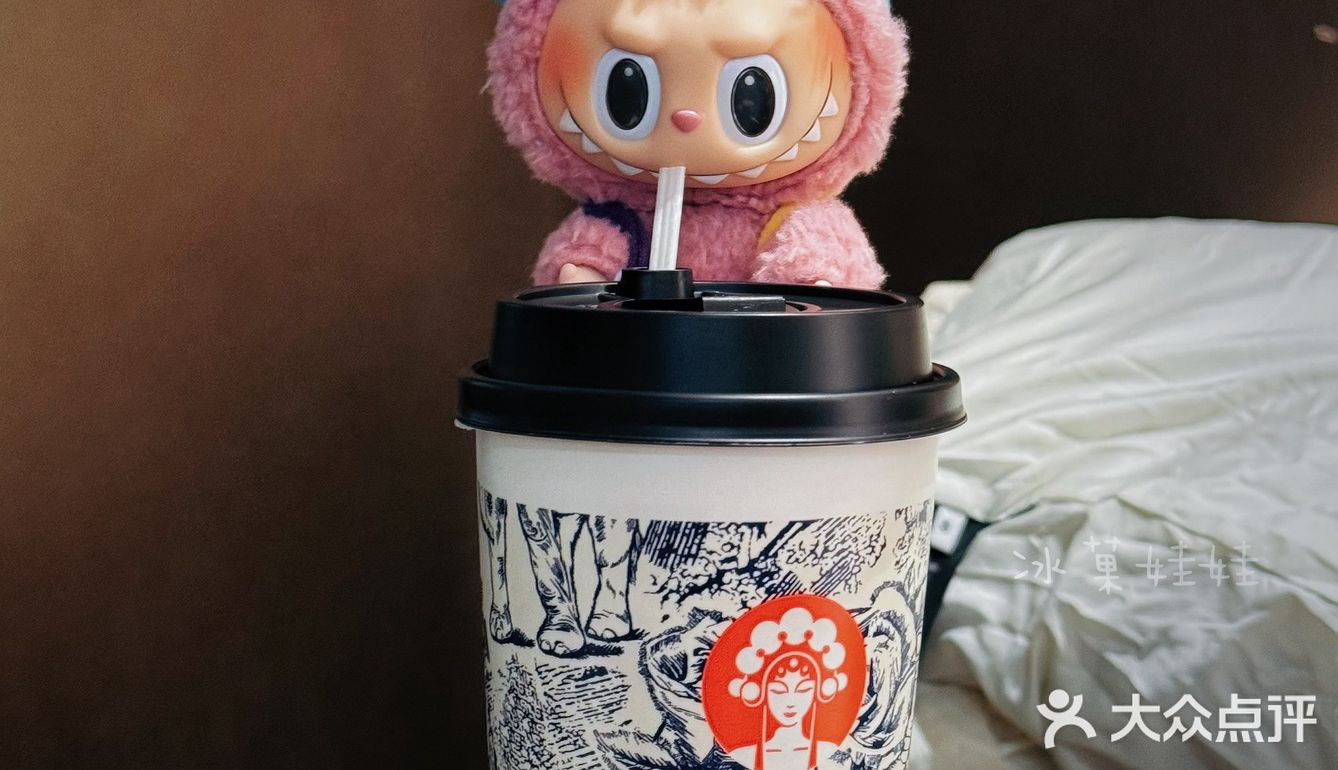 霸王茶姬6周年惊喜连连 香卡 摸鱼镜太可爱了