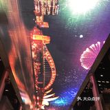 东风夜放花千树。更吹落、星如雨——世贸天阶