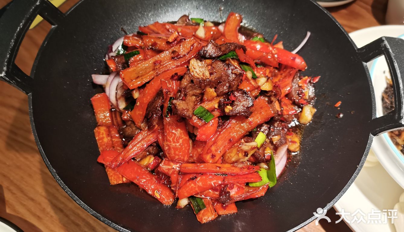 其中我最喜欢吃的就是烧辣椒卤牛肉