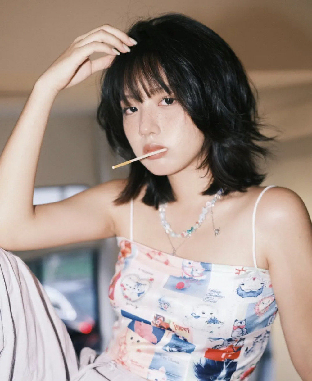 锁骨碎发 短发女孩上线