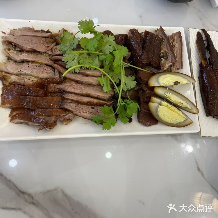 来潮州吃的一家开了几十年的卤鹅老店