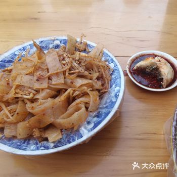 p1是宝鸡擀面皮,个人认为最好吃的一款陕西凉皮