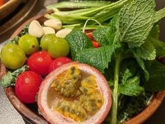 「酸汤绝配」·百香果嫩牛肉-莺花渡火锅·宋风江景火锅雅宴(长嘉汇店)