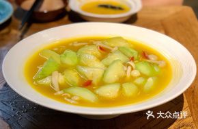 Double Mushroom Apple and Loofah Stir-fry