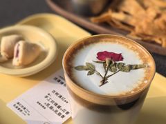 滇红玫瑰乳扇拿铁-FOOOO CITY CLUB 孚乐里音乐西餐酒吧(悠方店)