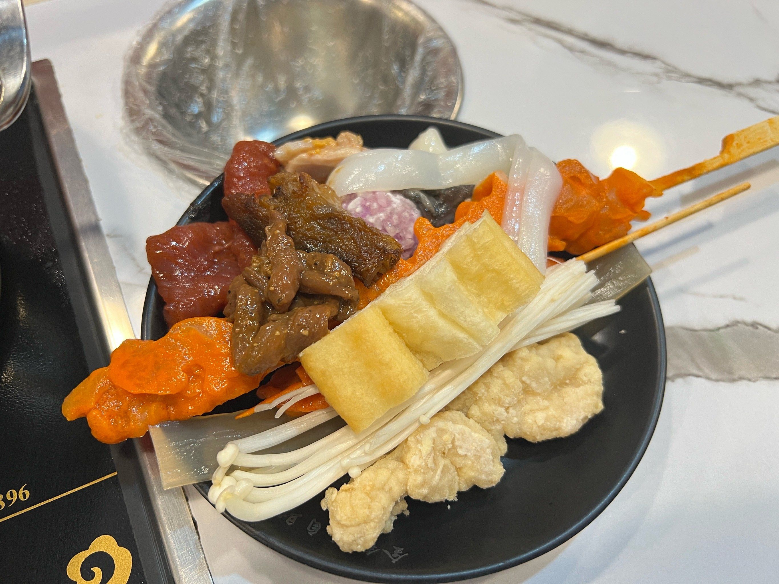 0元玩转这座城#自助小火锅 位置在吾悦外街上,店面不大,食材挺多训哪