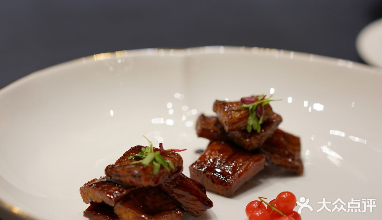 狮子山上，阅江楼旁，宝藏级别的餐厅，雕栏玉砌醉东风