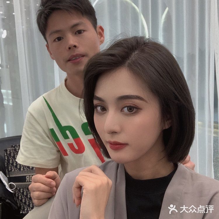 很火的广州校花胡森妹妹在长沙，烫头发、染头发、剪头发💇