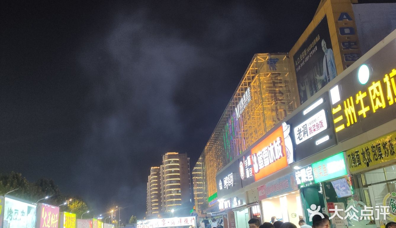 人超级超级多，不愧是最有名的夜市，就是停车不好停
