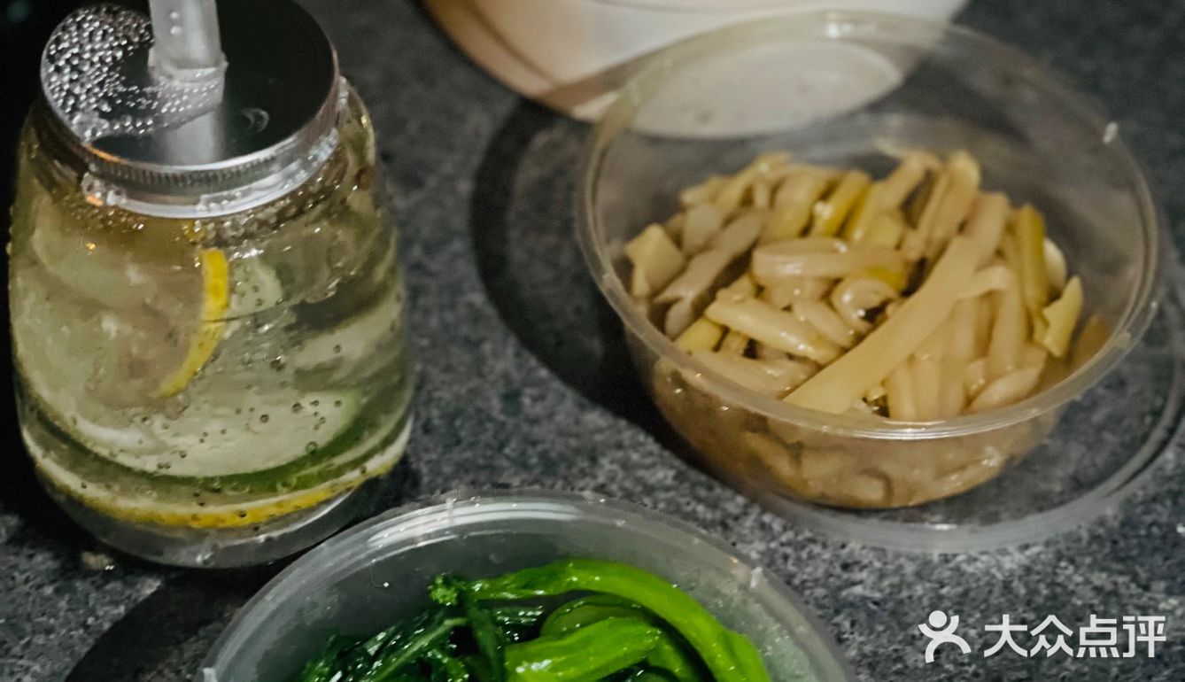 三里屯街头深夜嗦粉 酸笋老友粉爽飞了