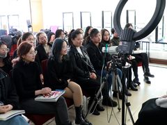 -蓝月摄影化妆美容学校