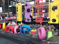 -嘿哟动霸CHUA·新潮玩运动娱乐中心·蹦床滑冰团建乐园