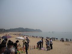 左手边的景色——远处是海上栈道-白城沙滩