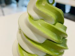抹茶酸奶双拼蛋筒-id冰淇淋甜品店(全国总店)