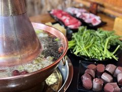 -果松木炭酸菜铜火锅·外婆参鸡汤