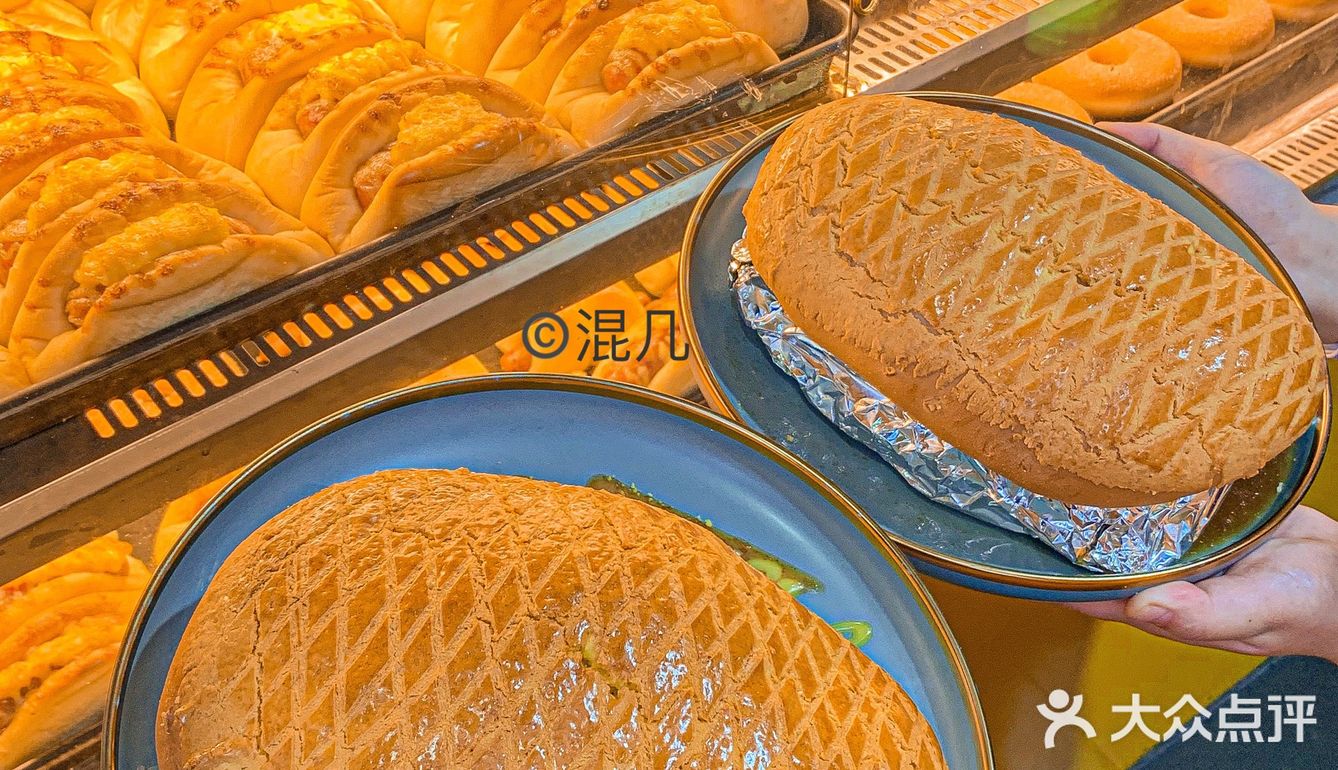 深圳也有巨巨巨型菠萝包🍍里面藏了一整支鸡
