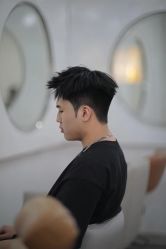 -一家只做男发烫染的店