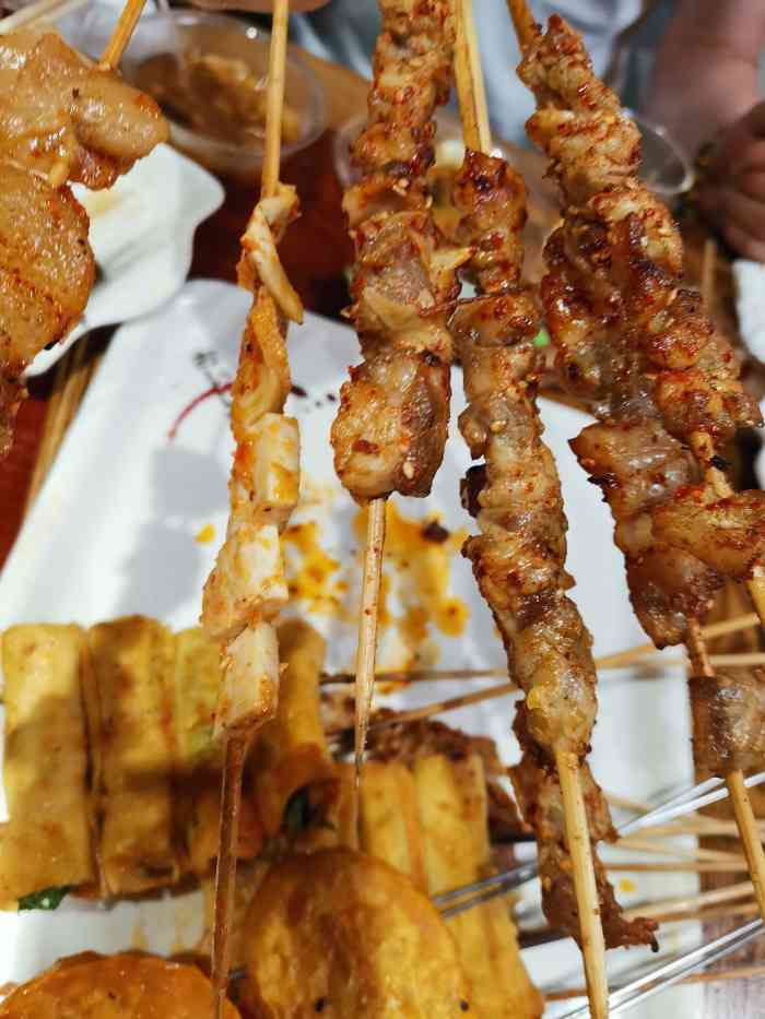 金刚山烧烤(中山路店)-"四个人消费285还有40个串没吃了打包带.