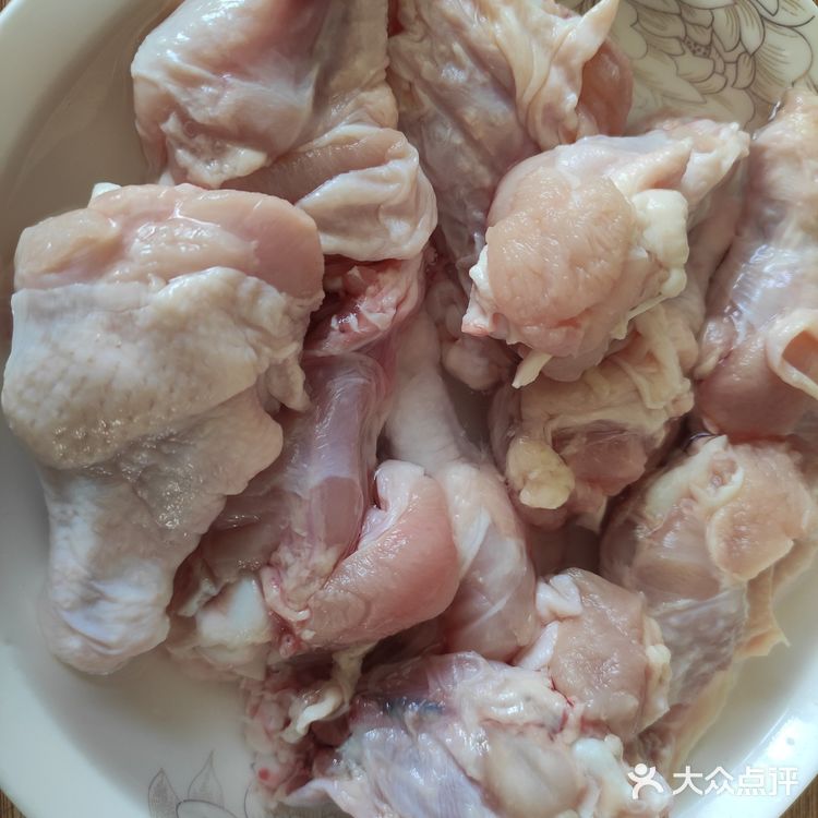 鸡翅小端包锡纸，防烤焦，也方便食用时用手拿