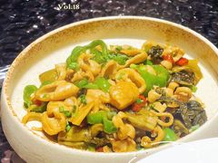 爆炒双椒肥肠-粉八·云南米线·建水烧烤(常熟路店)