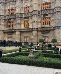 -现代经典婚纱摄影