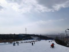-采薇庄园四季滑雪场