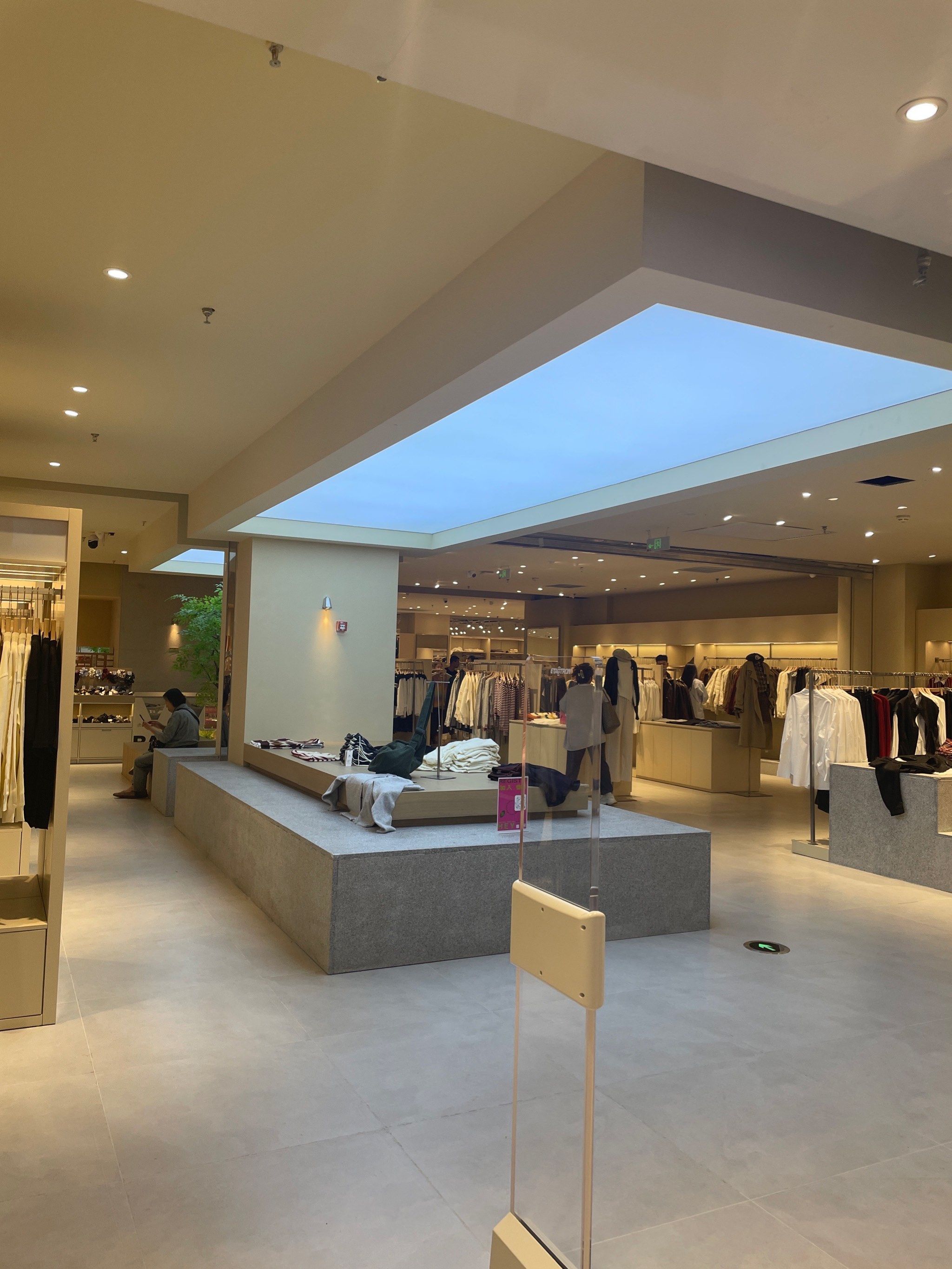 bt服饰集合店 
宽城万达二楼新开的女装集合店,非常大,品类涵盖服装