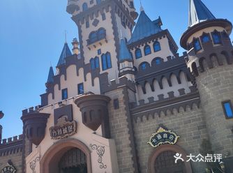 蓝蓝的天空,清风微吹,天气不冷不热