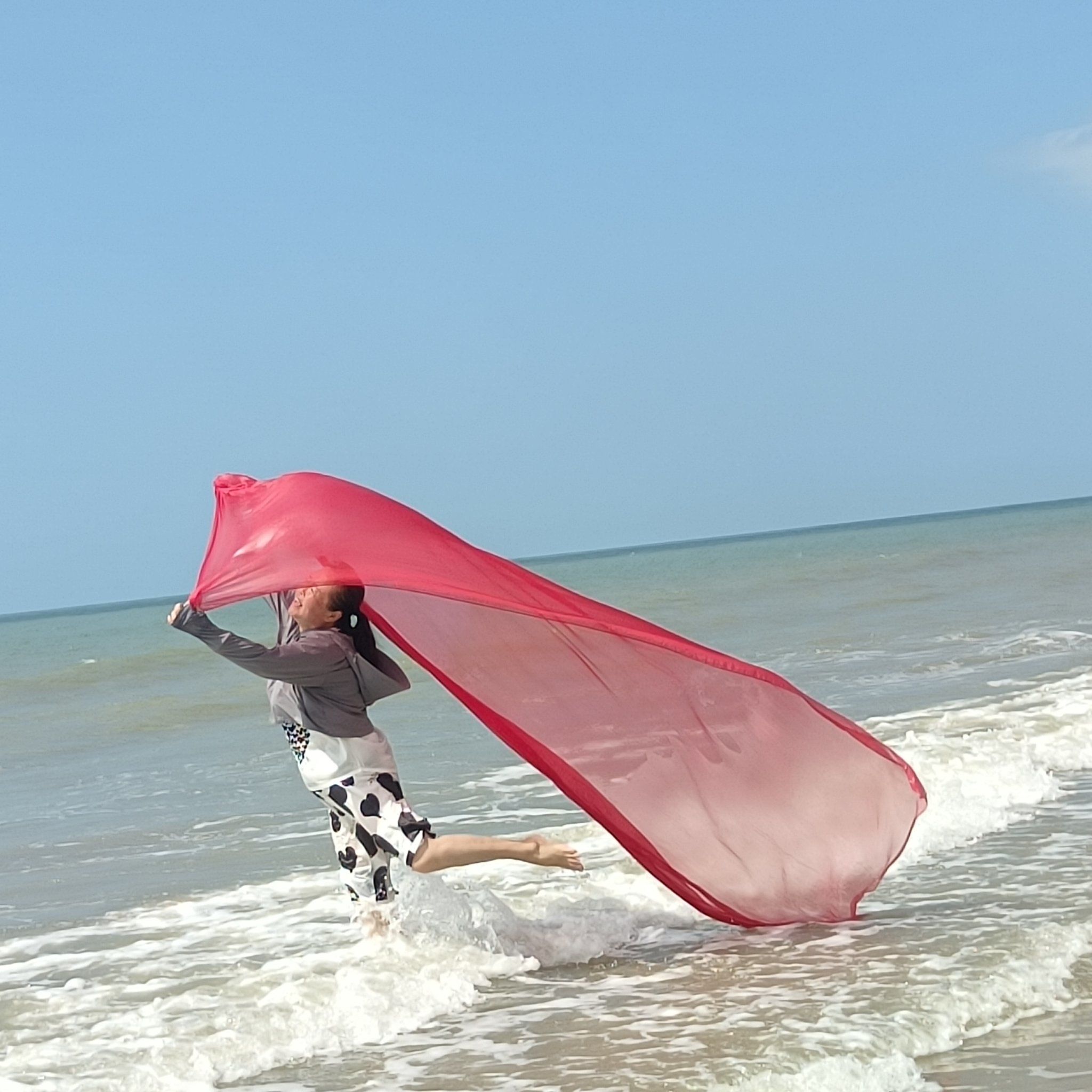 美女野海沙滩游玩