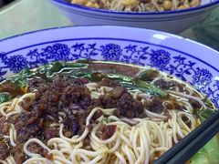 特色炸酱面-渝之汇牛肉豌杂面