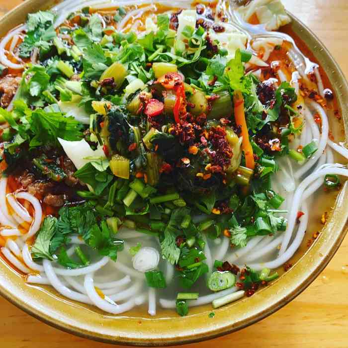 朵斯提清真小吃-"这是本地人经常来的餐厅,口味酸酸甜甜,我.