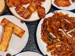-何妹湿辣牛肉·粤式烧烤砂煲(桂雅路店)
