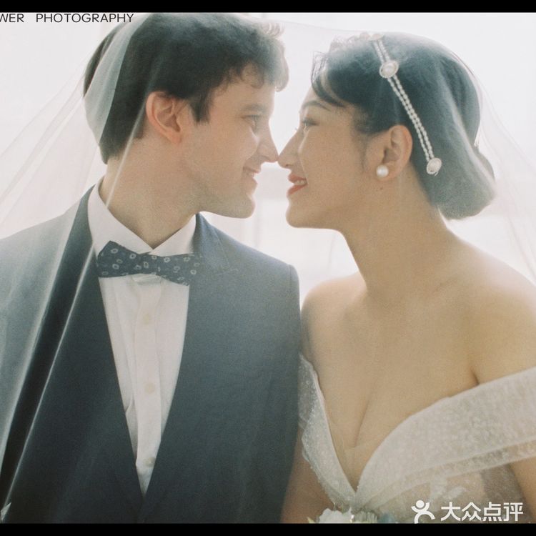 摄影师为了拍完这对客人，已经用光了她所有会的英语