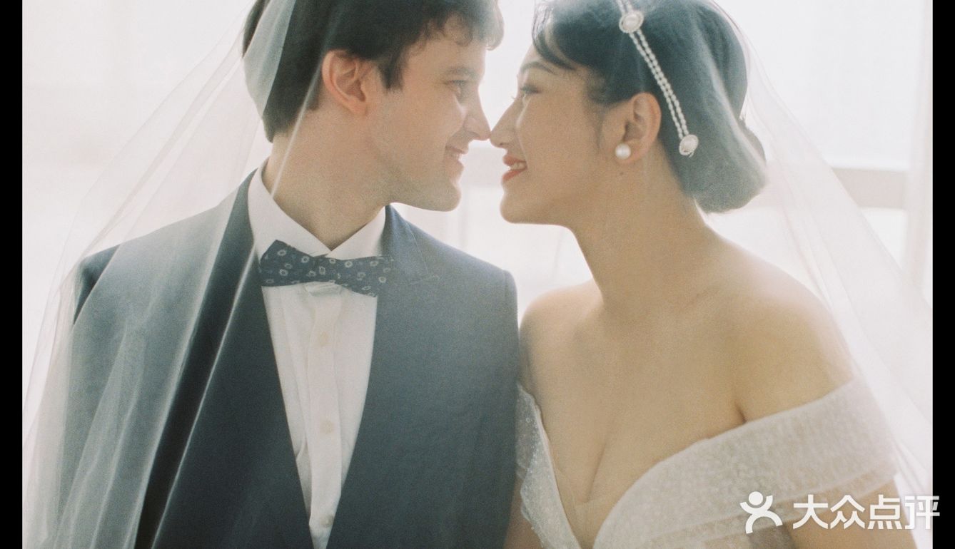 摄影师为了拍完这对客人，已经用光了她所有会的英语