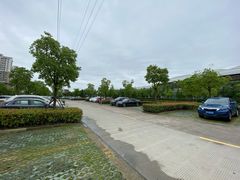 -秀沿路地铁站停车场