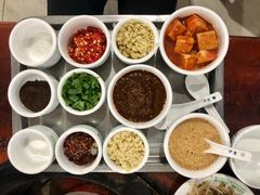制作沾水的调料-朝伟清真铜瓢牛肉馆(三十年老·店)