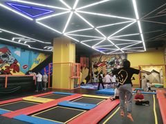 -爱蹦iBOON蹦床运动馆(江汉店)