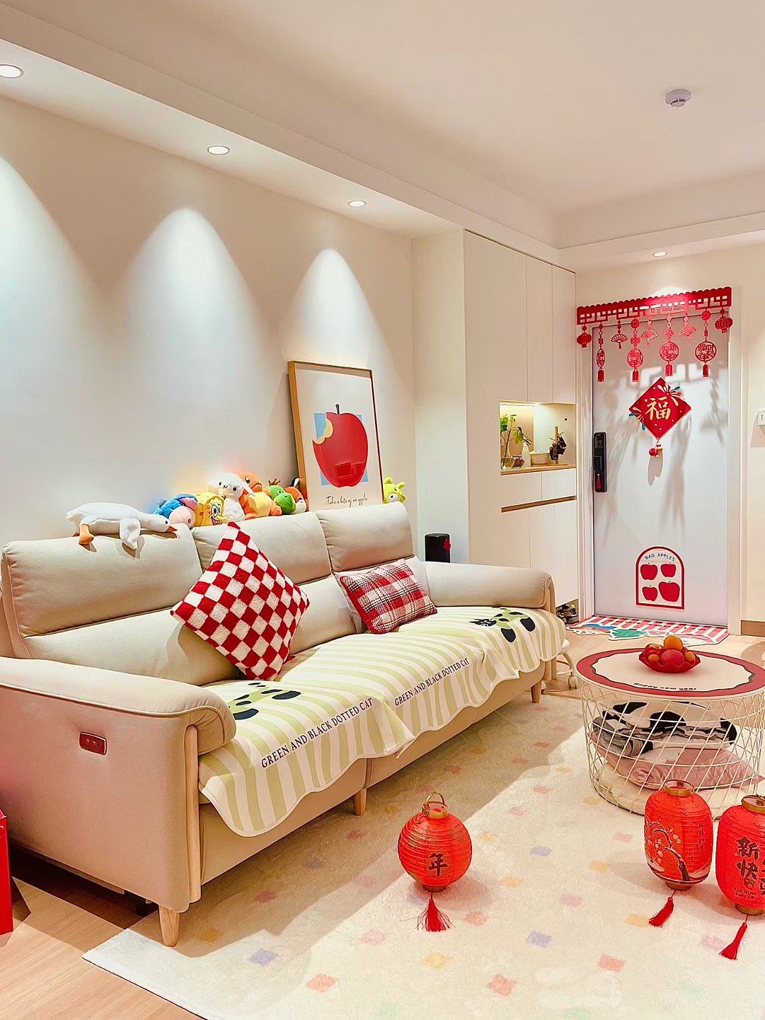 家里所有红色的东西都要拿出来了🔴
冰箱角落换了一组新的新年