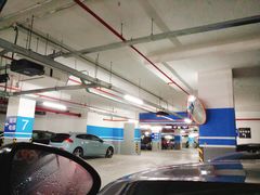 -绿地缤纷城-停车场