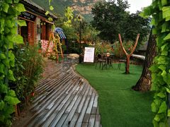 -百里峡七彩艺术小镇