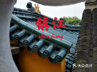远看山是一座寺，近看寺即一座山
